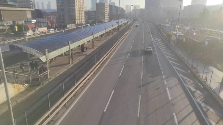 <p>Toplu taşımanın da ücretsiz olduğu 1 Ocak'ta metrobüs ve otobüs duraklarında yoğunluk oluşmadı.</p>
