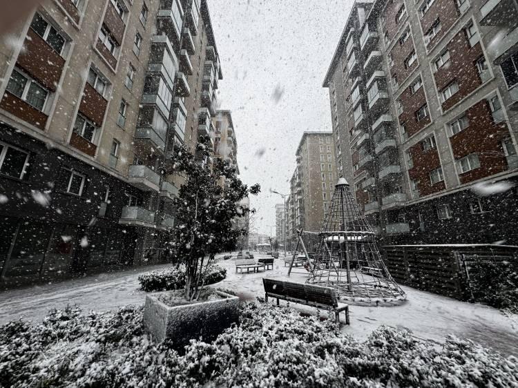 <p><strong>İstanbul Valiliği, Meteoroloji Genel M&uuml;d&uuml;rl&uuml;ğ&uuml;'n&uuml;n değerlendirmeleri doğrultusunda, akşam saatlerinden itibaren 19 il&ccedil;eye kar yağacak.&nbsp;</strong></p>
