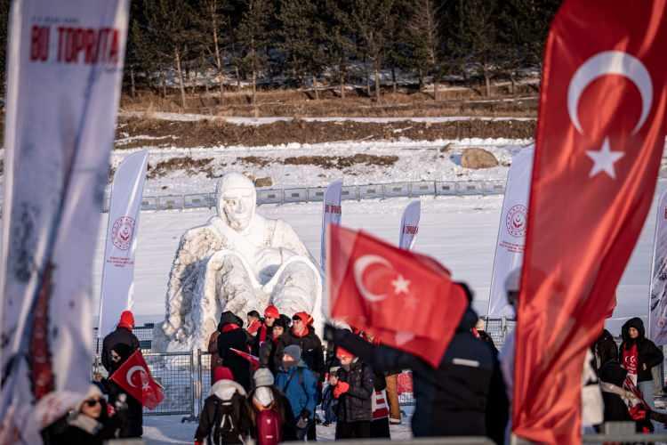 <p>Kent merkezi ile Sarıkamış ilçesinden otobüslerle zirveye ulaşan katılımcılar, Türk bayraklarıyla yürüyerek toplanma alanına geldi. Vatandaşlar, Kızılçubuk bölgesinde şehitler anısına yapılan kardan heykellerin önünde fotoğraf çektirdi.</p>
