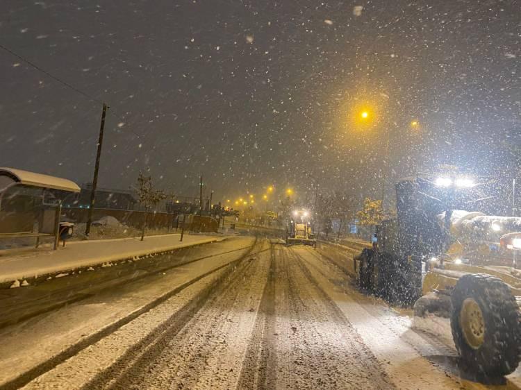 <p><span style="color:#B22222"><strong>ŞANLIURFA</strong></span></p>

<p>Şanlıurfa Valiliği, kar yağışı ve olumsuz hava koşulları nedeniyle Halfeti ve Birecik il&ccedil;elerinde eğitime ara verildiğini duyurdu.</p>

<p>Valilikten yapılan a&ccedil;ıklamada, kar yağışının etkili olması nedeniyle yeni tedbirlerin alındığı belirtildi.</p>

<p>Bu kapsamında Halfeti ve Birecik il&ccedil;elerinde eğitime bir g&uuml;n ara verildiği belirtilen a&ccedil;ıklamada, şunlar kaydedildi:</p>

<p>"Kar yağışının etkili olması nedeniyle Birecik ve Halfeti il&ccedil;elerimizdeki t&uuml;m eğitim kurumlarında eğitim ve &ouml;ğretime 29 Aralık Pazartesi g&uuml;n&uuml; 1 g&uuml;n s&uuml;reyle ara verilmiştir. Ayrıca kamu kuruluşlarında g&ouml;rev yapan engelli ve kronik rahatsızlığı bulunan personel ile hamileler de aynı g&uuml;n i&ccedil;in idari izinli sayılacaktır."</p>

<p>Şanlıurfa Valiliği, d&uuml;n beklenen kar yağışı ve olumsuz hava koşulları nedeniyle Halfeti ve Birecik il&ccedil;eleri hari&ccedil; kent genelinde eğitime ara verildiğini duyurmuştu.</p>
