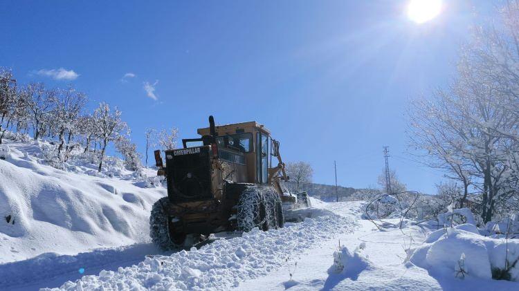 <p><strong><span style="color:#B22222">BİNG&Ouml;L</span></strong></p>

<p>Bing&ouml;l'&uuml;n Adaklı il&ccedil;esinde kar yağışı ve buzlanma nedeniyle&nbsp;eğitime&nbsp;yarın ara verildi.</p>

<p>Kaymakamlıktan yapılan a&ccedil;ıklamada, il genelinde devam eden yoğun kar yağışı ve olumsuz hava koşullarına bağlı olarak buzlanma ve ulaşımda ger&ccedil;ekleşebilecek risk ve tehlikelere karşı tedbir amacıyla il&ccedil;ede her seviyedeki t&uuml;m resmi ve &ouml;zel okullar ile &ouml;zel eğitim kurumlarında yarın 1 g&uuml;n s&uuml;reyle eğitim &ouml;ğretime ara verildiği belirtildi.</p>

<p>A&ccedil;ıklamada, kamuda &ccedil;alışan engelli ve hamile personelin de aynı g&uuml;n idari izinli sayılacağı bildirildi.</p>
