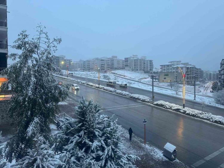 <p><strong><span style="color:#B22222">GAZİANTEP</span></strong></p>

<p>Gaziantep'te kar yağışı nedeniyle taşımalı&nbsp;eğitime&nbsp;1 g&uuml;n ara verildi.</p>

<p>Valiliğin NSosyal hesabından yapılan a&ccedil;ıklamaya g&ouml;re, kar yağışı ve olumsuz hava koşulları nedeniyle bazı b&ouml;lgelerde ulaşımda g&uuml;&ccedil;l&uuml;k yaşandığı kaydedildi.</p>

<p>A&ccedil;ıklamada, şu ifadelere yer verildi:</p>

<p>"Kaymakamlıkların kararıyla taşımalı eğitim yapan t&uuml;m devlet ve &ouml;zel eğitim kurumları ile &ouml;zel rehabilitasyon merkezlerinde&nbsp;eğitime&nbsp;bir g&uuml;n s&uuml;reyle ara verilmiştir. İlgili kaymakamlıklarımız durumu koordine etmektedir. Detaylı bilgi kaymakamlıklarımızın internet ve sosyal medya hesaplarından edinilebilir. Kamuoyuna saygıyla duyurulur."</p>
