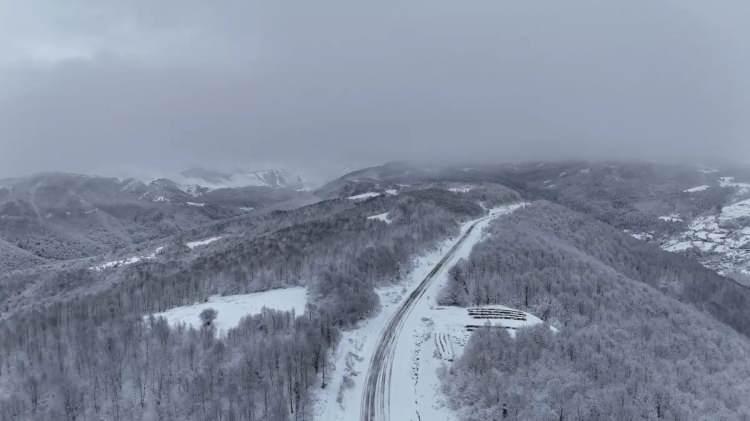 <p><strong><span style="color:#B22222">SAMSUN</span></strong></p>

<p>Samsun'un y&uuml;ksek kesimlerinde kar yağışı etkili olurken, Ala&ccedil;am il&ccedil;esi Kızlan Mahallesi'nde taşımalı eğitime 1 g&uuml;n ara verildi.</p>

<p>Ala&ccedil;am'ın Kızlan Mahallesi'nde taşıma merkezi olarak hizmet veren Ala&ccedil;am Şehit Onbaşı Ş&uuml;kr&uuml; Elibol İlkokulu ile Kızlan Ortaokulu'nda, bug&uuml;n eğitim &ouml;ğretime 1 g&uuml;n s&uuml;reyle ara verildi. Samsun Valiliği, hava şartlarının seyrine g&ouml;re alınacak yeni kararların kamuoyuyla paylaşılacağını a&ccedil;ıkladı.</p>
