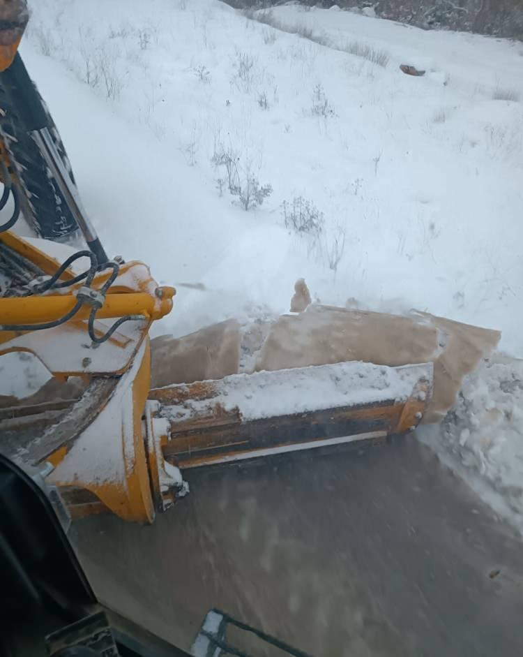 <p><strong><span style="color:#B22222">BİLECİK</span></strong></p>

<p>Bilecik'in Pazaryeri İl&ccedil;esi'nde etkili olan kar yağışı ve olumsuz hava şartları nedeniyle taşımalı eğitime 1 g&uuml;n ara verildi.</p>

<p>Pazaryeri İl&ccedil;e Kaymakamlığı tarafından yapılan a&ccedil;ıklamaya g&ouml;re; il&ccedil;e merkezi hari&ccedil;, taşımalı eğitim kapsamında &ouml;ğrenim g&ouml;ren &ouml;ğrenciler i&ccedil;in okullar 1 g&uuml;n s&uuml;reyle tatil edildi. Kararın ulaşımda yaşanabilecek riskler ve &ouml;ğrencilerin g&uuml;venliği g&ouml;z &ouml;n&uuml;nde bulundurularak alındığı belirtildi. İl&ccedil;e merkezinde bulunan okullarda ise eğitim-&ouml;ğretimin normal seyrinde devam edeceği bildirildi. Yetkililer, vatandaşların ve &ouml;ğrencilerin resmi duyuruları takip etmeleri konusunda uyarıda bulundu.</p>
