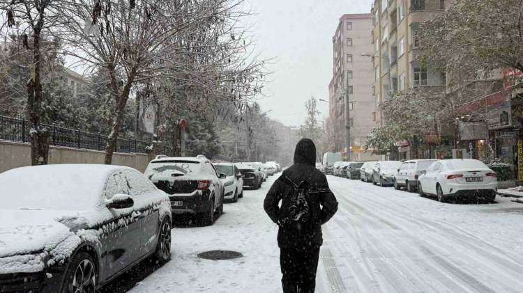 <p><strong><span style="color:#B22222">DİYARBAKIR</span></strong></p>

<p>Diyarbakır'ın &Ccedil;ermik il&ccedil;esinde kar yağışı nedeniyle taşımalı eğitime 1 g&uuml;n ara verildi.</p>

<p>Kaymakamlıktan yapılan a&ccedil;ıklamada, il&ccedil;ede kar yağışının etkili olduğu belirtildi.</p>

<p>A&ccedil;ıklamada, kar yağışı nedeniyle ulaşımda oluşabilecek risk ve aksamalara karşı taşımalı eğitime bug&uuml;n ara verildiği kaydedildi.</p>
