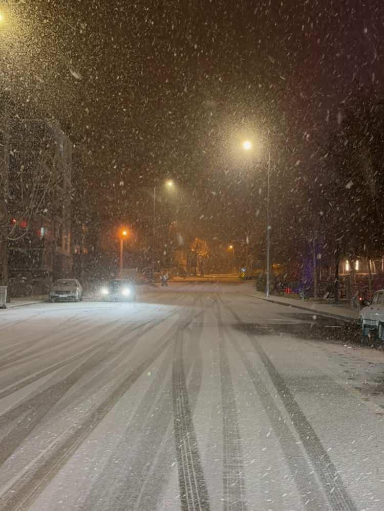 <p><strong><span style="color:#B22222">KIRŞEHİR</span></strong></p>

<p>Kırşehir'de etkili olan kar yağışı nedeniyle ilk ve orta dereceli okullarda eğitime 1 g&uuml;n ara verildi.</p>

<p>Kırşehir&rsquo;de olumsuz hava şartları ve buzlanma nedeniyle eğitime 1 g&uuml;n ara verildi. Kırşehir Valiliği tarafından yapılan a&ccedil;ıklamada, 29 Aralık Pazartesi g&uuml;n&uuml; il genelinde ilk ve orta dereceli okullarda (okul &ouml;ncesi, ilkokul, ortaokul ve orta&ouml;ğretim) eğitim-&ouml;ğretime 1 g&uuml;n s&uuml;reyle ara verildiği bildirildi. A&ccedil;ıklamada ayrıca, kamu kurum ve kuruluşlarında g&ouml;rev yapan engelli ve hamile personelin de aynı g&uuml;n idari izinli sayılacağı belirtildi.</p>
