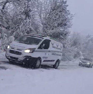 <p><span style="color:#B22222">SİNOP</span></p>

<p>Sinop'ta etkili olan kar nedeniyle bazı il&ccedil;elerde i&ccedil;in taşımalı eğitime ara verildi.</p>

<p>Valilikten yapılan yazılı a&ccedil;ıklamada, kentteki olumsuz hava koşullarının devam ettiği vurgulandı.</p>

<p>Kar yağışıyla birlikte meydana gelebilecek olumsuzluklara karşı &ouml;nleyici tedbir olarak bazı il&ccedil;elerde taşımalı eğitime ara verildiği aktarılan a&ccedil;ıklamada, şunlar kaydedildi:</p>

<p><em><strong>"Bu kapsamda, Ayancık ve Durağan il&ccedil;elerindeki t&uuml;m taşımalı okullarda, Gerze, Erfelek, T&uuml;rkeli ve merkez il&ccedil;ede ise kısmi olarak 29 Aralık Pazartesi g&uuml;n&uuml; taşımalı eğitim, &ouml;ğretime ara verilmiştir."</strong></em></p>
