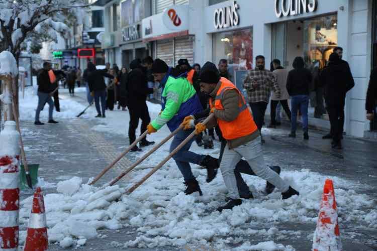 <p><span style="color:#B22222"><strong>MUŞ</strong></span></p>

<p>&nbsp;</p>

<p>Muş'ta 2 g&uuml;nd&uuml;r etkili olan kar yağışı yaşamı olumsuz etkiledi.</p>

<p>Kardan dolayı kent genelinde d&uuml;n kapanan 333 k&ouml;y yolundan 315'i ulaşıma a&ccedil;ıldı.</p>

<p>İl &Ouml;zel İdaresi Genel Sekreteri Şeyhmus Yent&uuml;r ise yoğun mesai sonucu yolların b&uuml;y&uuml;k b&ouml;l&uuml;m&uuml;n&uuml; a&ccedil;tıklarını s&ouml;yledi.</p>

<p>Yent&uuml;r, kapalı 18 k&ouml;y yolunu da en kısa s&uuml;rece a&ccedil;mak i&ccedil;in ekiplerin &ccedil;aba g&ouml;sterdiğini belirtti.</p>

<p>Kent merkezinde etkili olan soğuk hava nedeniyle G&ouml;letli Park'taki g&ouml;letin y&uuml;zeyi buzla kaplandı.</p>

<p>Karayolları ve belediye ekipleri, cadde ve kaldırımlardaki karları temizledi.</p>

<p>Muş İl &Ouml;zel İdaresi karla m&uuml;cadele ekipleri, ulaşımda mağduriyet yaşanmaması i&ccedil;in 113 personel ve 68 iş makinesiyle sahada g&ouml;rev yapıyor.</p>

<p>Kar kalınlığının yer yer 1 metreyi bulduğu Şenyayla-&Uuml;&ccedil;evler grup k&ouml;y yolunda &ccedil;alışmalarını s&uuml;rd&uuml;ren ekipler, ulaşımın aksamaması i&ccedil;in &ccedil;aba g&ouml;steriyor.</p>
