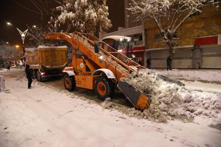 <p><span style="color:rgb(178, 34, 34)"><strong>VAN</strong></span></p>

<p>&nbsp;</p>

<p>Van B&uuml;y&uuml;kşehir Belediyesinden yapılan a&ccedil;ıklamaya g&ouml;re, kentte etkili olan yoğun kar yağışı sonucu kapanan 569 mahalle ve mezranın yolunun a&ccedil;ılması i&ccedil;in &ccedil;alışma y&uuml;r&uuml;t&uuml;ld&uuml;.</p>

<p>Kent genelinde 600 personel ve 240 iş makinesi ile yapılan &ccedil;alışmalarda şu ana kadar 332 yerleşim yerinin yolu a&ccedil;ıldı.</p>

<p>Yol Yapım, Bakım ve Onarım Dairesi Başkanlığı ekipleri, kapalı olan 237 yolu a&ccedil;mak i&ccedil;in &ccedil;alışmalarını s&uuml;rd&uuml;r&uuml;yor.</p>

<p>&Ouml;te yandan belediye ekipleri kent merkezinde de yollarda ve kaldırımlarda biriken karları temizlemeye &ccedil;alışıyor.</p>

<p>İş makineleriyle kamyonlara y&uuml;klenen kar yığınları, şehir dışına taşınıyor.</p>
