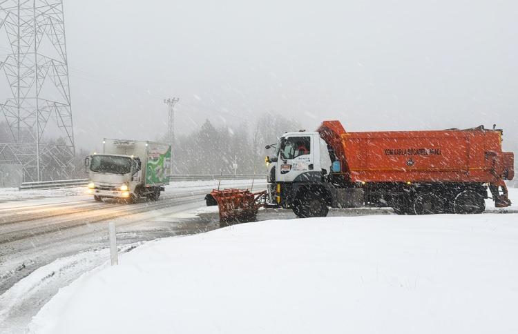 <p><span style="color:#B22222"><strong>ZONGULDAK</strong></span></p>

<p>&nbsp;</p>

<p>Zonguldak'ta kar yağışı nedeniyle merkezde 5, Kozlu'da 5, &Ccedil;aycuma'da 20, Devrek'te 32, G&ouml;k&ccedil;ebey'de 3 ve Karadeniz Ereğli'de 16 olmak &uuml;zere 81 k&ouml;y yolu ulaşıma kapandı. Karayolları ekipleri, Zonguldak-Ankara ve Zonguldak-İstanbul g&uuml;zergahlarında kar k&uuml;reme ve tuzlama &ccedil;alışması ger&ccedil;ekleştirdi.</p>
