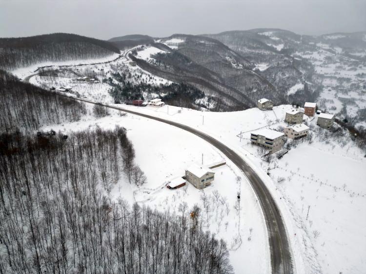 <p><strong><span style="color:#B22222">D&Uuml;ZCE</span></strong></p>

<p>&nbsp;</p>

<p>D&uuml;zce'de de gece saatlerinden itibaren aralıklarla devam eden kar yağışı nedeniyle 69 k&ouml;y yolunda ulaşım kesildi.</p>

<p>İl &Ouml;zel İdaresine bağlı 188 personel, 75 ara&ccedil;la kapanan yolları a&ccedil;mak i&ccedil;in &ccedil;alışıyor.</p>

<p>&nbsp;</p>
