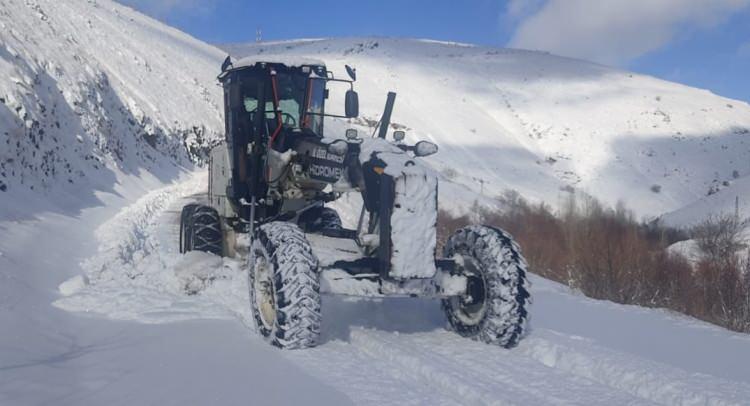 <p><span style="color:#B22222"><strong>HAKKARİ</strong></span></p>

<p>&nbsp;</p>

<p>Kentte d&uuml;n başlayan yağışlarla kent merkezinde kar kalınlığı 30 santimetreye ulaştı.</p>

<p>Kar nedeniyle soğuk havanın da etkili olduğu ilde ev ve iş yerlerinin &ccedil;atılarında buz sarkıtları oluştu, yollarda buzlanma meydana geldi.</p>

<p>Yaşamı olumsuz etkileyen kar, ulaşımda aksamalara neden oldu.</p>

<p>İl &Ouml;zel idaresinden alınan bilgiye g&ouml;re, kar dolayısıyla kapanan 301 yerleşim yerinden 231'i ekiplerin &ccedil;alışması sonucu a&ccedil;ıldı.</p>

<p>Karla m&uuml;cadele ekipleri, kapalı 70 yolun a&ccedil;ılması i&ccedil;in &ccedil;alışmalarını s&uuml;rd&uuml;r&uuml;yor.</p>

<p>Belediye ekipleri de &ccedil;arşı merkezi ve mahalle yollarında kar temizleme &ccedil;alışması yapıyor.</p>

<p>Şemdinli il&ccedil;esinde d&uuml;n başlayan kar yağışı, aralıklarla devam ediyor.</p>

<p>İl&ccedil;e sakinleri ile esnafın ev ve iş yerlerinin &ouml;n&uuml;nde biriken karı temizlediği il&ccedil;ede, belediye ekipleri de yol ve kaldırımlarda kar temizleme &ccedil;alışması y&uuml;r&uuml;tt&uuml;.</p>
