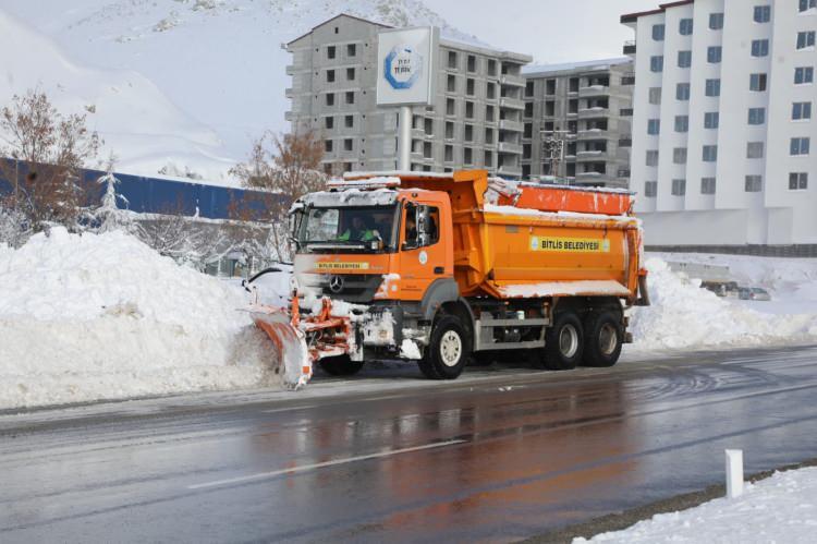 <p><span style="color:rgb(178, 34, 34)"><strong>BİTLİS</strong></span></p>

<p>&nbsp;</p>

<p>İl &Ouml;zel İdaresi Yol ve Ulaşım Hizmetleri M&uuml;d&uuml;r&uuml; &Uuml;mit Kurtkan, kentte kar ve tipiden dolayı 87 k&ouml;ye ulaşımın sağlanamadığını belirtti.</p>

<p>D&uuml;nden bu yana 203 k&ouml;y yolunu a&ccedil;tıklarını ifade eden Kurtkan, vatandaşların mağdur olmaması ve ulaşımda aksamaların yaşanmaması i&ccedil;in kalan k&ouml;y yollarında &ccedil;alışmaların s&uuml;rd&uuml;ğ&uuml;n&uuml; dile getirdi.</p>

<p>Belediye ve Karayolları ekipleri de ana cadde ve sokaklarda kar temizleme ve tuzlama &ccedil;alışması y&uuml;r&uuml;tt&uuml;.</p>

<p>Kar ve soğuk hava nedeniyle zor anlar yaşayan s&uuml;r&uuml;c&uuml;ler ve vatandaşlar, evlerinin, iş yerlerinin &ouml;n&uuml;nde ve ara&ccedil;larının &uuml;zerinde biriken karları temizledi.</p>
