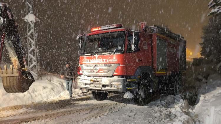 <p><span style="color:#B22222"><strong>KARAB&Uuml;K</strong></span></p>

<p>&nbsp;</p>

<p>Karab&uuml;k'te de 3 g&uuml;n &ouml;nce başlayan kar yağışı, 2 bin rakımlı Keltepe Kayak Merkezi, Karab&uuml;k-Bartın kara yolunun 1030 rakımlı Ahmetusta Ge&ccedil;idi, Karadeniz illerini İstanbul'a bağlayan D-100 kara yolu, kent merkezi ve il&ccedil;elerde etkili oluyor.</p>

<p>Tarihi Safranbolu il&ccedil;esindeki Osmanlı d&ouml;neminden kalma han, hamam, cami, &ccedil;eşme ve konaklar, kar yağışıyla beyaz &ouml;rt&uuml;yle kaplandı.</p>

<p>Karayolları ve belediye ekipleri, kar k&uuml;reme ve tuzlama &ccedil;alışması y&uuml;r&uuml;t&uuml;yor.</p>

<p>Kent genelindeki 278 k&ouml;y yolunun kar nedeniyle ulaşıma kapandığı &ouml;ğrenildi.</p>

<p>&Ouml;te yandan, Eflani il&ccedil;esine doğal gaz taşıyan tanker Eflani-Daday kara yolunda mahsur kaldı. Tanker Belediye Başkanı H&uuml;sn&uuml; Akın'ın da başında bulunduğu belediye ekiplerince kurtarıldı.</p>
