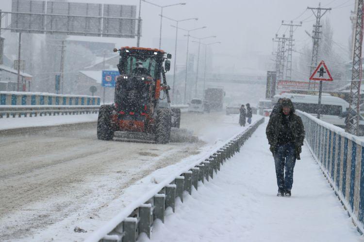 <p><span style="color:#B22222"><strong>GİRESUN</strong></span></p>

<p>&nbsp;</p>

<p>Giresun'un bazı il&ccedil;elerinde kar ve soğuk hava etkili oldu.</p>

<p>Kar yağışı nedeniyle Alucra'da 16, Piraziz'de 2 ve Şebinkarahisar'da 3 olmak &uuml;zere 21 k&ouml;y yoluna ulaşım sağlanamıyor.</p>

<p>İl &Ouml;zel İdaresi ekipleri kapalı yolların a&ccedil;ılması i&ccedil;in iş makineleriyle &ccedil;alışmalarını s&uuml;rd&uuml;r&uuml;yor.</p>
