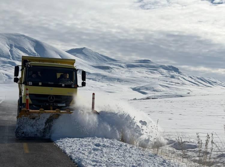 <p><span style="color:#B22222"><strong>G&Uuml;M&Uuml;ŞHANE</strong></span></p>

<p>&nbsp;</p>

<p>G&uuml;m&uuml;şhane'de kar yağışı nedeniyle 8 k&ouml;y yolu ulaşıma kapandı.</p>

<p>Valilikten yapılan yazılı a&ccedil;ıklamada, il merkezinde 1, K&uuml;rt&uuml;n'de 3, Torul'da 3 ve Şiran'da ise 1 k&ouml;y yolunun ulaşıma kapandığı, ekiplerin iş makineleri yardımıyla yol a&ccedil;ma &ccedil;alışmalarına devam ettiği belirtildi.</p>
