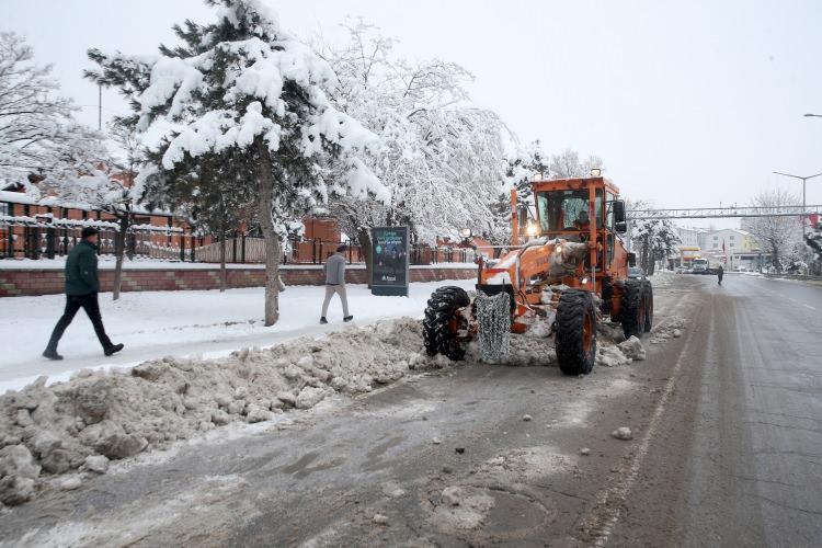 <p><span style="color:#B22222"><strong>SİVAS</strong></span></p>

<p>&nbsp;</p>

<p>Sivas'ta etkili olan kar ve tipi nedeniyle 33 yerleşim yerine ulaşım sağlanamıyor.</p>

<p>Yol a&ccedil;ma &ccedil;alışmalarında hastalık, doğum ve vefat gibi vakaların g&ouml;r&uuml;ld&uuml;ğ&uuml; yerlere &ouml;ncelik veriliyor.</p>
