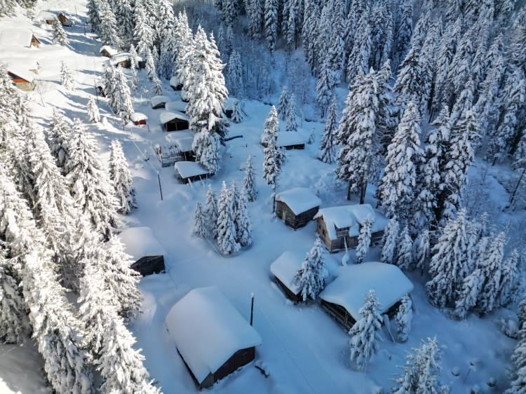 <p><span style="color:rgb(178, 34, 34)"><strong>RİZE</strong></span></p>

<p>&nbsp;</p>

<p>Rize'de kar yağışı dolayısıyla 11 k&ouml;y yolu ulaşıma kapandı</p>

<p>Kar dolayısıyla İkizdere'de 7, Ardeşen'de 3 ve &Ccedil;ayeli'nde 1 olmak &uuml;zere 11 k&ouml;y yoluna ulaşılamıyor.</p>

<p>İl &Ouml;zel İdaresine bağlı ekipler, karla m&uuml;cadele &ccedil;alışmalarını 18 personel ve 8 iş makinesiyle s&uuml;rd&uuml;r&uuml;yor.</p>
