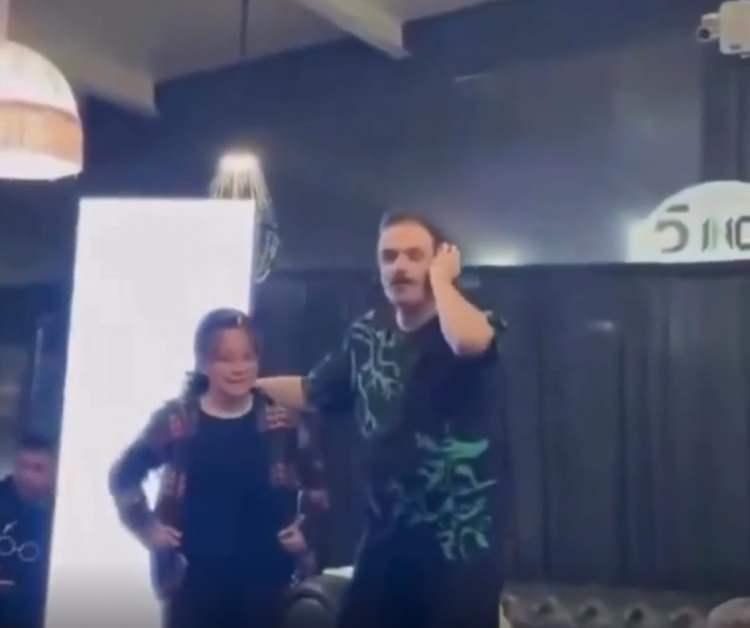 <p><span style="color:#0000CD"><strong>TİYATRO SAHNELERİNE GERİ D&Ouml;ND&Uuml;</strong></span></p>

<p><span style="color:#0000CD"><strong>Sosyal medyaya damga vuran karelerin ardından &Ouml;zkan'ın tiyatro sahnelerine geri d&ouml;nd&uuml;ğ&uuml; ortaya &ccedil;ıktı. &Uuml;nl&uuml; ismin hayranları &Ouml;zkan'ı sahnede tekrar g&ouml;rmenin sevincini yaşadı.</strong></span></p>
