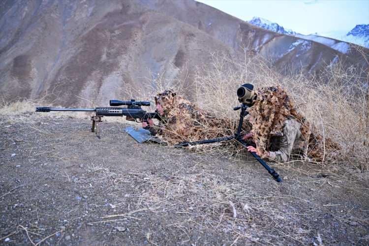 <p>Yağcı, AA muhabirine, Foça Jandarma Komando Eğitim Komutanlığı Jandarma Albay M. Remzi Kızılsu Atış̧ Alanı'nda düzenlenen yarışmada, şehitlerden aldıkları şuur, komutanlarının olumlu yönlendirmesiyle yaptıkları fedakar çalışmalar sonucunda ikinci olmanın haklı gururunu yaşadıklarını söyledi.</p>
