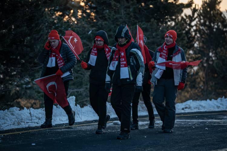 <p>Birçok ilden ve yurt dışından genç, yaşlı çok sayıda kişi, sabahın erken saatlerinde "Bu toprakta izin var" ve "Türkiye Şehitleriyle Yürüyor" temasıyla gerçekleştirilecek anma etkinliğine katılmak üzere Soğanlı ile Allahuekber Dağları arasındaki Kızılçubuk Zirvesi'nde buluştu.</p>
