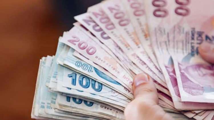 <p>Ankara Yıldırım Beyazıt Üniversitesi Öğretim Görevlisi Tarkan Zengin, TRT Haber'de maaş artışlarının etkilediği kalemlere ilişkin değerlendirmesinde,<strong> "Memur maaşlarının artışıyla birlikte aylıkları memur gösterge rakamlarına göre belli olan vatandaşlarımız da var. 65 yaş aylığı yaptığımız hesaplamalara göre 4 bin 181 liradan 4 bin 464 liraya çıkacak. Evde bakım maaşı da 9 bin 77 liradan 10 bin 125 liraya yükseldi."</strong> diye konuştu.</p>