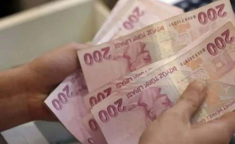 <p>2024 yılı enflasyon rakamlarının açıklanmasıyla birlikte 2025 yılı ilk 6 ay için memur ve memur emeklisinin maaşlarına yansıyacak zam oranı da netleşti.</p>
<p> </p>