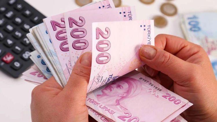 <p>TÜİK  açıkladığı aralık ayı enflasyon verileri ile birlikte memur maaşlarına ve emekli aylıklarına yapılacak zam oranı da belli oldu.</p>

