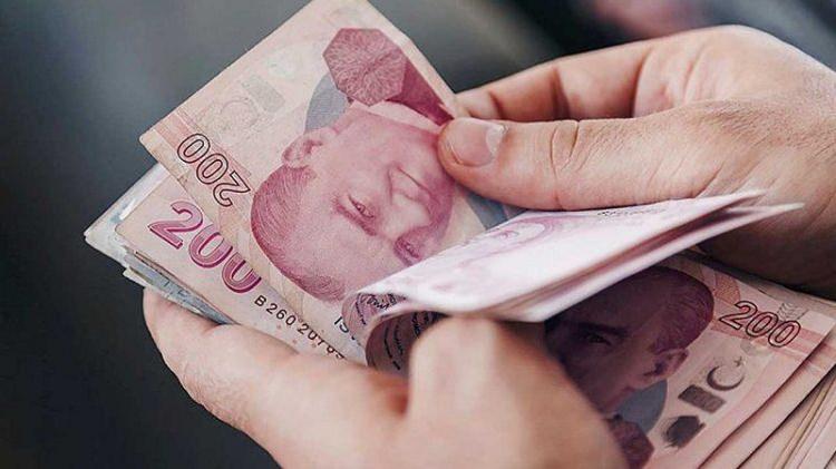 <p>Buna göre, memur maaşlarına ve emekli memur aylıklarına yüzde 11,54 oranında zam yapılacak.</p>
<p>SSK ve BAĞ-KUR emekli aylıklarına da yüzde 15,75 oranında zam yapılacak.</p>
<p> </p>
<p><strong>İşte tüm detaylar....</strong></p>