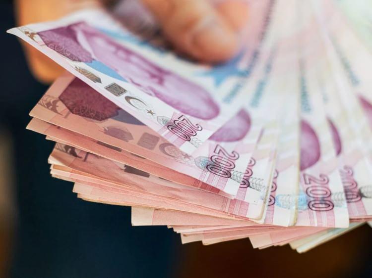 <p>Emeklilere zam farkı yasa çıkınca yatırılacak, kök aylıklar da yeniden hesaplanacak. En düşük emekli aylığında 14 bin-15 bin lira tahminleri ön plana çıkıyor.</p>
<p> </p>
