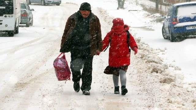 <p><span style="color:#B22222"><strong>KASTAMONU</strong></span></p>

<p>&nbsp;</p>

<p>Kastamonu'nun Tosya il&ccedil;esinde taşımalı eğitime, Taşk&ouml;pr&uuml;'de de t&uuml;m okullarda eğitime bug&uuml;n ara verildi.</p>

<p>Kaymakamlıklardan alınan bilgiye g&ouml;re, il&ccedil;elerde kar yağışı ve don etkisini s&uuml;rd&uuml;r&uuml;yor.</p>

<p>Tosya il&ccedil;esinde taşımalı, Taşk&ouml;pr&uuml; il&ccedil;esinde de t&uuml;m okullarda eğitime bug&uuml;n ara verildi.</p>

<p>Eğitim &ouml;ğretime tamamen ara verilen il&ccedil;elerdeki kamu kurum ve kuruluşlarında &ccedil;alışan engelli ve hamileler de bir g&uuml;n idari izinli sayılacak.</p>
