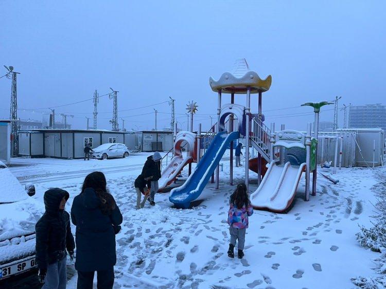 <p><span style="color:#B22222"><strong>HATAY</strong></span></p>

<p>&nbsp;</p>

<p>Meteorolojinin şiddetli yağış uyarısında bulunduğu Hatay&rsquo;da gece saatlerinde kar yağışı etkili oldu. Şiddetli yağışla birlikte &ccedil;evre beyaza b&uuml;r&uuml;n&uuml;rken kar yağışından en &ccedil;ok &ccedil;ocuklar mutlu oldu.</p>

<p>&nbsp;</p>

<p>Kar yağışının tadını &ccedil;ıkarmak isteyen &ccedil;ocuklar sabahın ilk ışıkları birlikte soluğu sokakta aldılar. Yağışını tadını &ccedil;ocuklar kar topu oynayarak &ccedil;ıkarırken hazırlıksız yola &ccedil;ıkan ara&ccedil;lar zor anlar yaşadılar. Yağışlı havanın g&uuml;n boyu devam etmesi bekleniyor.</p>

<p>&nbsp;</p>

<p>Defne Kaymakamlığı ve Antakya Kaymakamlığı tarafından alınan kararla il&ccedil;e genelinde eğitim ve &ouml;ğretime 1 g&uuml;n ara verildiği a&ccedil;ıklandı.</p>
