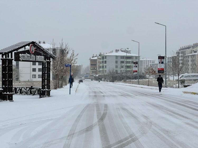 <p><span style="color:#B22222"><strong>BATMAN</strong></span></p>

<p>Batman Valiliği'nden yapılan a&ccedil;ıklamada, "İlimiz genelinde devam eden kar yağışıyla birlikte, gece saatlerinden itibaren hava sıcaklıklarının daha da d&uuml;şmesinin beklenmesi, buna bağlı olarak buzlanma ve don riskinin artacağı y&ouml;n&uuml;ndeki meteorolojik değerlendirmeler doğrultusunda, 30 Aralık Salı g&uuml;n&uuml;, Batman il genelinde resm&icirc; ve &ouml;zel t&uuml;m eğitim kurumlarında eğitim-&ouml;ğretime 1 g&uuml;n s&uuml;reyle ara verilmiştir. Ayrıca engelli, kronik rahatsızlığı bulunan ve hamile kamu personeli aynı g&uuml;n idari izinli sayılacaktır. Vatandaşlarımızın buzlanma, don ve olumsuz hava şartlarına karşı dikkatli ve tedbirli olmaları rica olunur" denildi.</p>
