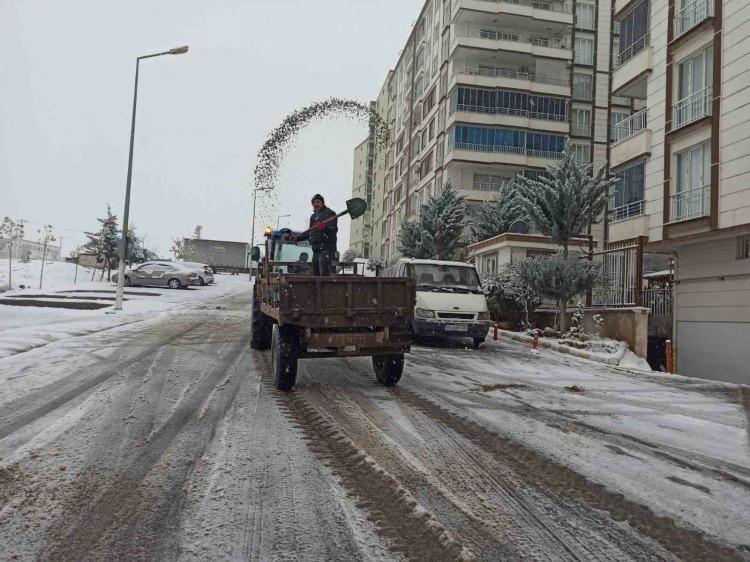 <p><span style="color:#B22222"><strong>SİİRT</strong></span></p>

<p>Siirt Valiliği'nden de il genelinde etkili olan yoğun kar yağışı, buzlanma ve olumsuz hava şartları ile meteorolojik değerlendirmeler doğrultusunda, vatandaşlar ve &ouml;ğrencilerin g&uuml;venliğini sağlamak amacıyla bazı tedbirler alındığı bildirildi. A&ccedil;ıklamada, "Bu kapsamda, 30 Aralık Salı g&uuml;n&uuml; ilimiz genelindeki resm&icirc; ve &ouml;zel t&uuml;m &ouml;rg&uuml;n ve yaygın eğitim kurumları ile &ouml;zel kreşler, g&uuml;nd&uuml;z bakımevleri ve rehabilitasyon merkezlerinde eğitime 1 g&uuml;n s&uuml;reyle ara verilmiştir. Siirt kent merkezinde etkisini s&uuml;rd&uuml;ren olumsuz hava şartları, kuvvetli kar yağışı ve trafik g&uuml;venliğinin sağlanması amacıyla kent merkezin her t&uuml;rl&uuml; motosiklet aracı ile kuryelerin trafiğe &ccedil;ıkışı, ikinci bir duyuruya kadar yasaklanmıştır. Ayrıca, kreş ve anaokuluna devam eden &ccedil;ocuğu bulunan kadın kamu &ccedil;alışanları ile mal&ucirc;l, engelli ve hamile kamu personeli idari izinli sayılacaktır. Vatandaşlarımızın buzlanma, don ve olumsuz hava şartlarına karşı dikkatli ve tedbirli olmaları, zorunlu olmadık&ccedil;a &ouml;zel ara&ccedil;larıyla trafiğe &ccedil;ıkmamaları &ouml;nemle rica olunur" ifadelerine yer verildi.</p>
