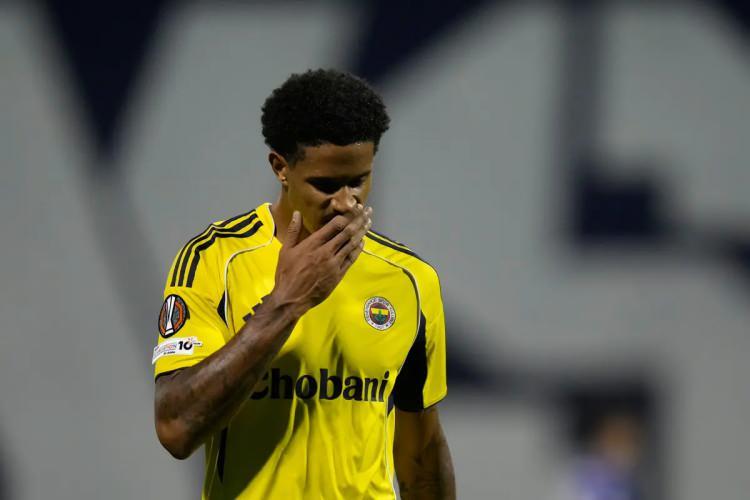 <p>Fenerbah&ccedil;e ise iki kul&uuml;p yetkililerine Oosterwolde i&ccedil;in kapıyı 30 milyon eurodan a&ccedil;tı.<br />
<br />
(FANATİK)<br />
&nbsp;</p>
