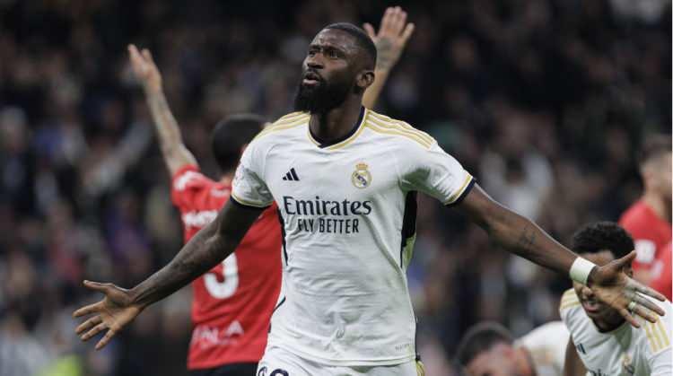 <p>Galatasaray, R&uuml;diger i&ccedil;in t&uuml;m şartları zorlayacak.<br />
<br />
Real Madrid ile s&ouml;zleşmesi sezon sonunda bitecek olan yıldız stoper i&ccedil;in PSG, Al-Nassr ve Al-Hilal devrede.<br />
<br />
Galatasaray, Şampiyonlar Ligi kozuyla Suudileri, y&uuml;ksek maaş teklifiyle de Fransız ekibini ge&ccedil;meyi planlıyor.<br />
<br />
(AKŞAM)</p>
