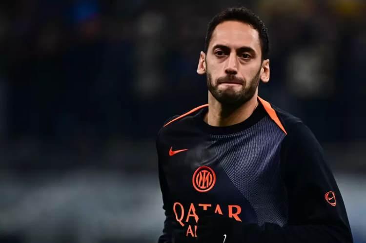 <p>Galatasaray'ın sezon başında kadrosuna katmak istediği ancak transferde olumlu sonu&ccedil; alamadığı Hakan &Ccedil;alhanoğlu cephesinde yeni gelişmeler yaşanıyor.<br />
<br />
Milli futbolcunun kul&uuml;b&uuml; Inter transfere yeşil ışık yaktı.<br />
<br />
(AKŞAM)</p>
