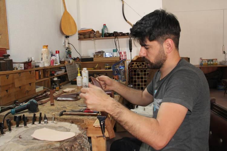 <p>Muhammed Furkan Gürci, Avrupa ülkeleri ve Amerika'dan gelen talepler üzerine tasarladığı ürünleri buralara da gönderiyor.</p>
