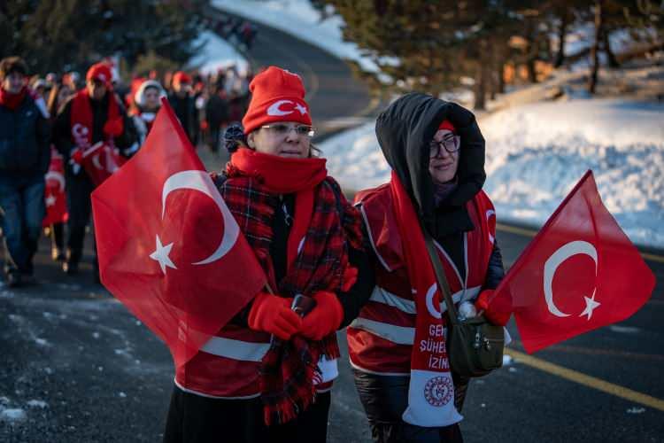 <p>Katılımcılar, jandarmanın geniş güvenlik önlemi aldığı 4,5 kilometrelik güzergahtaki yürüyüşün ardından ulaşacakları şehitlikte, Kur'an-ı Kerim tilaveti sonrası şehitler için dua edecek.</p>
