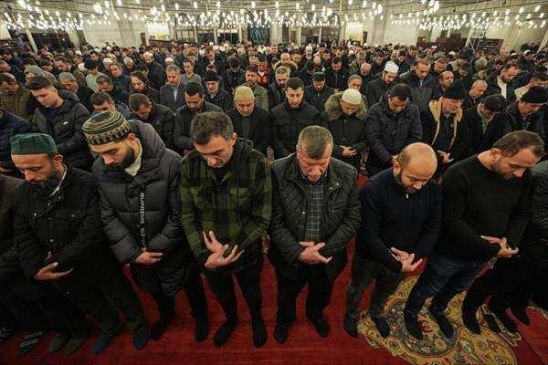 <p>Büyük Çamlıca Camisi'nde de Regaip Kandili münasebetiyle akşam namazı sonrası program düzenlendi. Camiye gelen vatandaşlar namaz ve dualarla kandili idrak etti.</p>

<p> </p>
