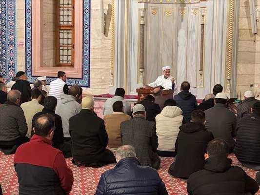 <p>Adana'da Hacı Sabancı Merkez Camisi'nde düzenlenen kandil programı Kur'an-ı Kerim tilavetiyle başladı.</p>

<p> </p>

<p>Programda Mevlid-i Şerif okundu, vaaz verildi.</p>
