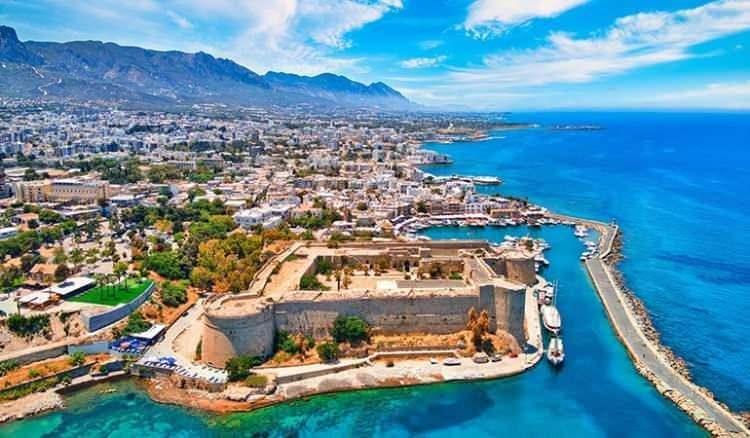 <p><span style="color:rgb(178, 34, 34)"><strong>Kuzey Kıbrıs T&uuml;rk Cumhuriyeti</strong></span></p>

<p>&nbsp;</p>

<p>30 g&uuml;n vizesiz.</p>

<p>Pasaporta ihtiya&ccedil; duymadan kimlikle de giriş yapabiliyorsunuz.</p>

<p>Pasaportunuzda Kıbrıs'a giriş-&ccedil;ıkış damgası varsa Yunanistan'a gidemiyorsunuz.</p>
