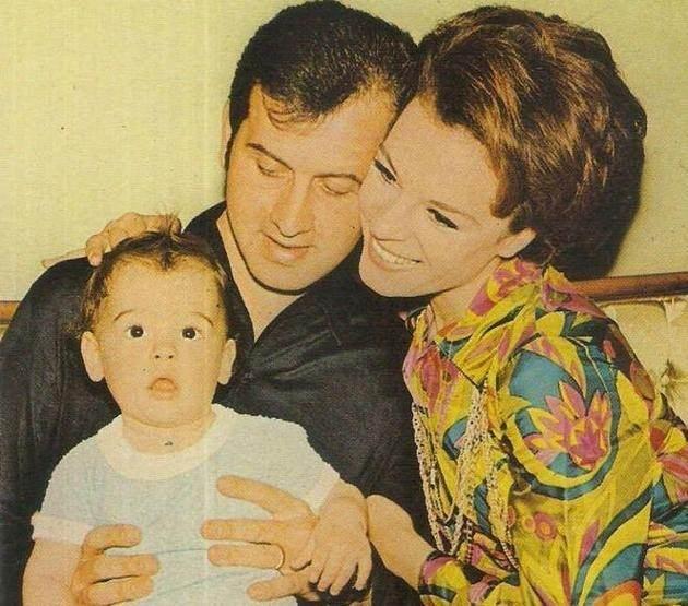 <p><strong>Şimdi burayı &ccedil;ok iyi dinleyin. Dedim ki 'Ben su&ccedil;luyum, ben hatalıyım neden bana bir şey s&ouml;ylemiyorsun' dedim. Bir &ccedil;ift laf etti bana. 'Bir g&uuml;n gelecek hatanı anlayacaksın' dedi. D&ouml;nd&uuml;m orada şunu s&ouml;yledim kendisine 'S&ouml;z veriyorum sana. İyi ki bu g&uuml;n benimle kavga etmedin. İyi ki konuşmadın' dedim. Ama dedim ki 'Şunu &ccedil;ok iyi bil, bundan sonra elime kağıdı almayacağım.' 50 senedir elime kağıdı almadım. &Ccedil;ok haklıydı."</strong></p>
