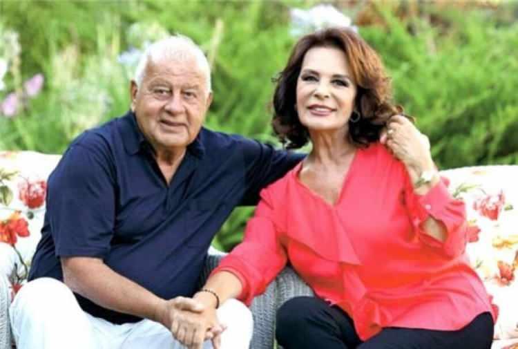 <p><span style="color:#FF0000"><strong>"K&Ouml;T&Uuml; ALIŞKANLIKLAR AİLELERİ DAĞITIYOR"</strong></span></p>

<p><strong>Eşinin s&ouml;zlerine kayıtsız kalmayan usta oyuncu H&uuml;lya Ko&ccedil;yiğit ise, şu ifadeleri kullandı:</strong></p>

<p><strong>"Belki bunu anlatmasında Selim'in bizi izleyenleri i&ccedil;in ş&ouml;yle bir ders &ccedil;ıkartabilirler. K&ouml;t&uuml; alışkanlıklar tabii &ccedil;ok aileleri yıpratıyor ya da dağıtıyor, anlayış ve sabır olunca zannediyorum karşı taraf etkileniyor bundan ki Selim &ccedil;ok etkilenmiş benim bu tavrımdan, tepki g&ouml;sterseydim belki devam edebilirdi aldırmayabilirdi. Belki de b&ouml;yle bir davranış o g&uuml;n bu g&uuml;nd&uuml;r bu konuyla ilgili verdiği s&ouml;zde tutuyor. Bu aramızda ki en &ouml;nemli g&uuml;nlerden biriymiş demek ki Selim unutmuyor, hemen onu anlattı."</strong></p>
