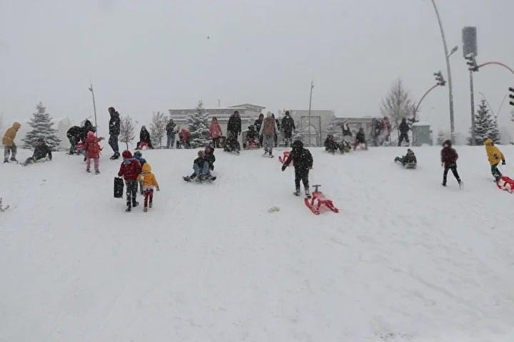 <p><strong>D&Uuml;ZCE</strong></p>

<p>&nbsp;</p>

<p>Olumsuz hava koşulları nedeniyle D&uuml;zce'nin Kaynaşlı ve Yığılca il&ccedil;elerindeki t&uuml;m &ouml;rg&uuml;n ve yaygın eğitim kurumlarında eğitim &ouml;ğretime, merkez ve diğer il&ccedil;elerde ise taşımalı eğitime yarın ara verildi.</p>

<p>&nbsp;</p>

<p>Kaynaşlı ve Yığılca kaymakamlıklarının sosyal medya hesaplarından yapılan paylaşımda, kar yağışı ve buzlanma riski nedeniyle ulaşımda yaşanabilecek aksamaların, &ouml;ğrenciler ve eğitim &ccedil;alışanlarının g&uuml;venliği i&ccedil;in risk oluşturduğu belirtildi.</p>

<p>&nbsp;</p>

<p>Paylaşımda, bu kapsamda 2 il&ccedil;ede t&uuml;m &ouml;rg&uuml;n ve yaygın eğitim kurumlarında eğitim &ouml;ğretime 30 Aralık 2025 tarihinde ara verildiği, kamu kurumlarında g&ouml;rev yapan hamile, engelli ve kronik rahatsızlığı bulunan personelin de aynı tarihte izinli sayılacağı bildirildi.</p>

<p>D&uuml;zce Valiliğinden yapılan a&ccedil;ıklamada ise D&uuml;zce Merkez, Ak&ccedil;akoca, Cumayeri, &Ccedil;ilimli, G&uuml;m&uuml;şova ve G&ouml;lyaka il&ccedil;elerinde ise sadece taşımalı eğitim kapsamındaki &ouml;ğrenciler i&ccedil;in yarın eğitim ve &ouml;ğretime ara verildiği kaydedildi.</p>
