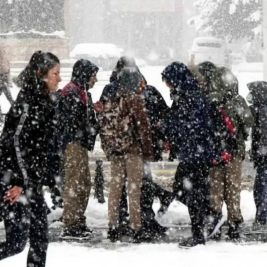 <p><strong>BİNG&Ouml;L</strong></p>

<p>&nbsp;</p>

<p>Bing&ouml;l&rsquo;de olumsuz hava koşulları nedeniyle il merkezinde taşımalı eğitime; Karlıova, Adaklı ve Kiğı il&ccedil;elerinde ise t&uuml;m eğitim kurumlarında eğitime 1 g&uuml;n daha ara verildi.</p>

<p>&nbsp;</p>

<p>Bing&ouml;l Valiliğinden yapılan a&ccedil;ıklamaya g&ouml;re, il genelinde etkili olan buzlanma ve don nedeniyle ulaşımda oluşabilecek risk ve tehlikelere karşı tedbir amacıyla il merkezi ve merkeze bağlı k&ouml;y okullarında taşımalı eğitime 30 Aralık Salı g&uuml;n&uuml; bir g&uuml;n s&uuml;reyle ara verildi.</p>

<p>&nbsp;</p>

<p>A&ccedil;ıklamada, kamuda &ccedil;alışan engelli ve hamile personelin de aynı g&uuml;n idari izinli sayılacağı bildirildi.</p>

<p>&nbsp;</p>

<p>&Ouml;te yandan Karlıova, Adaklı ve Kiğı Kaymakamlıklarından yapılan a&ccedil;ıklamalarda da kar yağışı nedeniyle eğitime 1 g&uuml;n daha ara verildiği kaydedildi.</p>
