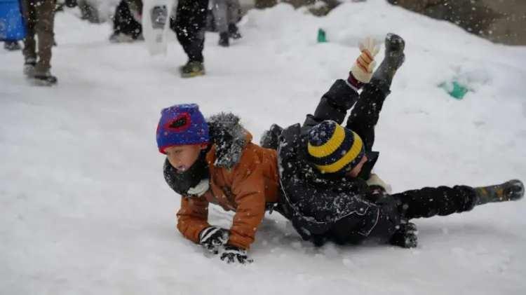 <p><strong>SİNOP</strong></p>

<p>&nbsp;</p>

<p>Sinop'ta kar ve buzlanma nedeniyle bazı il&ccedil;elerde yarın taşımalı eğitime ara verildi.</p>

<p>&nbsp;</p>

<p>Valilikten yapılan yazılı a&ccedil;ıklamada, meteorolojik verilere g&ouml;re kentteki olumsuz hava koşullarının bir s&uuml;re daha devam etmesinin beklendiği belirtildi.</p>

<p>&nbsp;</p>

<p><strong><em>Hava muhalefeti dolayısıyla meydana gelebilecek olumsuzluklara karşı &ouml;nleyici tedbir olarak bazı il&ccedil;elerde eğitime ara verildiği vurgulanan a&ccedil;ıklamada, şunlar kaydedildi:</em></strong></p>

<p>&nbsp;</p>

<p>"Bu doğrultuda, T&uuml;rkeli il&ccedil;esinde il&ccedil;e genelinde t&uuml;m okullarda, Ayancık ve Erfelek il&ccedil;elerindeki t&uuml;m taşımalı okullarda, Gerze, Boyabat, Dikmen ve merkez il&ccedil;ede ise kısmi olarak 30 Aralık Salı g&uuml;n&uuml; taşımalı eğitime ara verilmiştir."</p>
