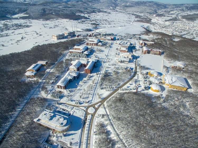 <p><strong>BOLU</strong></p>

<p>&nbsp;</p>

<p>Abant İzzet Baysal &Uuml;niversitesinden (BAİB&Uuml;) yapılan a&ccedil;ıklamada, kentte etkisini s&uuml;rd&uuml;ren yoğun kar yağışı, buzlanma ve olumsuz hava koşulları nedeniyle yarın eğitim ve &ouml;ğretime ara verildiği kaydedildi.</p>

<p>&nbsp;</p>

<p>&Uuml;niversitede g&ouml;rev yapan t&uuml;m personelin, aynı g&uuml;n idari izinli sayılacağı aktarılan a&ccedil;ıklamada, hizmetin s&uuml;rekliliğinin sağlanması amacıyla akademik ve idari amirler ile sağlık, g&uuml;venlik, temizlik personelinin g&ouml;revlerine devam edeceği bildirildi.</p>
