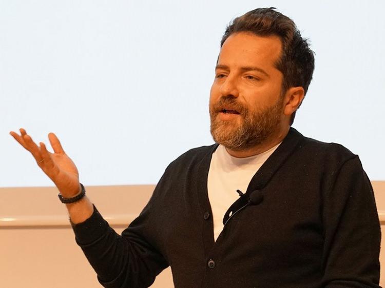 <p><strong>29 Aralık</strong> - "Futbolda bahis" soruşturması kapsamında g&ouml;zaltına alınan eski Galatasaray Sportif AŞ Başkan Vekili Erden Timur, "su&ccedil;tan kaynaklanan mal varlığı değerlerini aklama" su&ccedil;undan sevk edildiği hakimlik&ccedil;e tutuklandı.</p>
