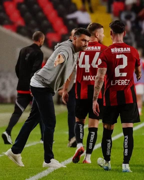 <p>1- Gaziantep FK | Toplam: 53 kart<br />
<br />
* 50 sarı 3 kırmızı kart<br />
<br />
&nbsp;</p>
